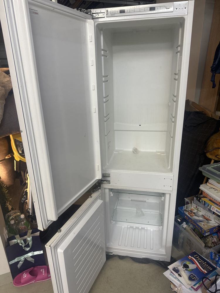 Kuchnia Ikea z lodowka w zabudowie.