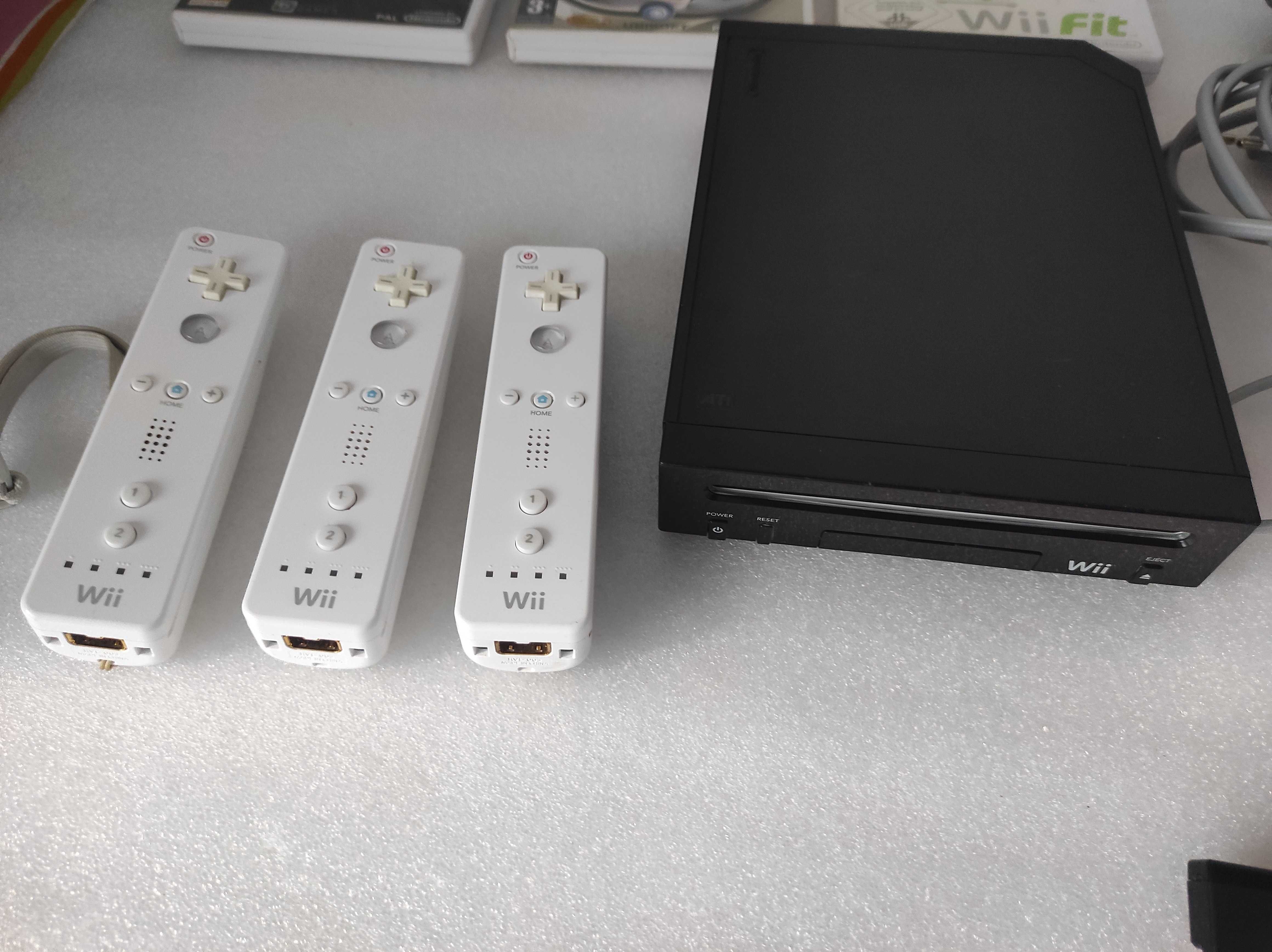 Nintendo Wii com 3 Comandos Remote + 4 jogos