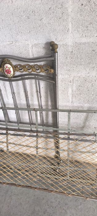 Cama de solteiro vintage estrutura metálica, com motivos cerâmicos