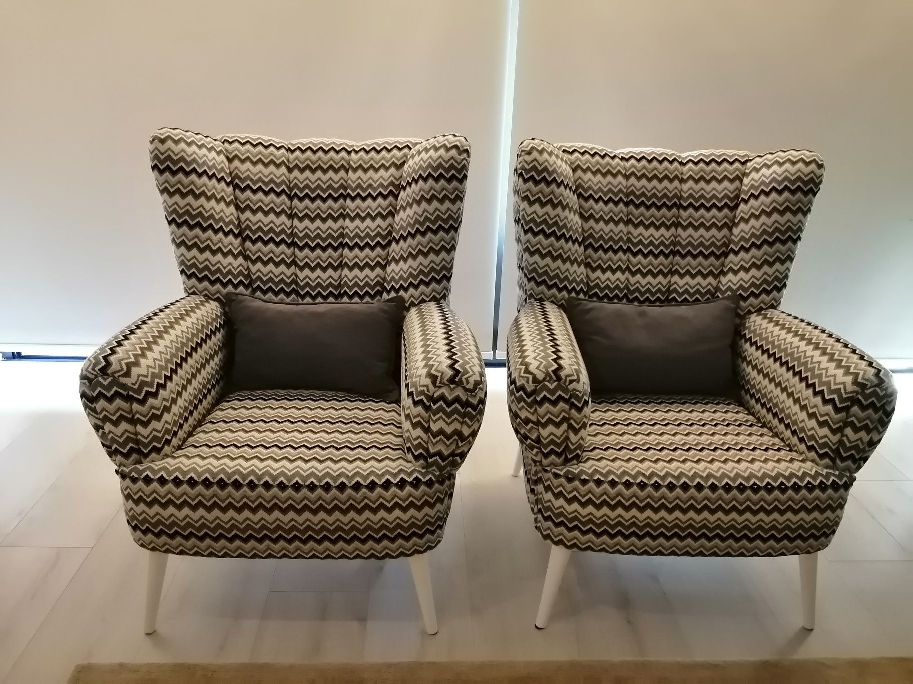 2 cadeirões novos em tons de cinza