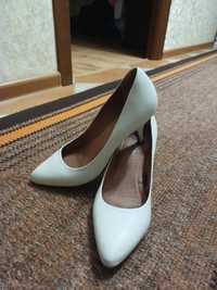 Весільні білі туфлі
