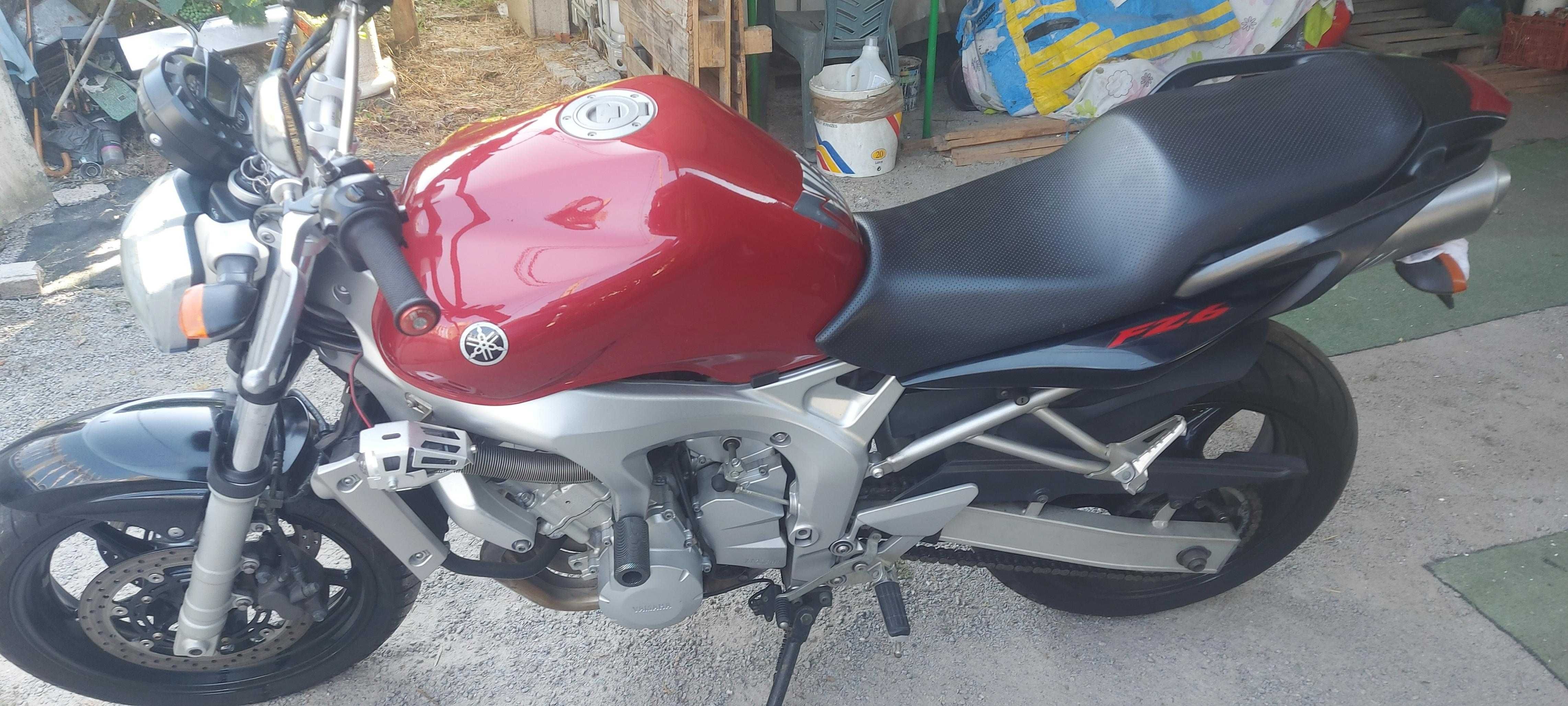 Vendo Motociclo  YAMAHA FZS 600 em excelente estado.