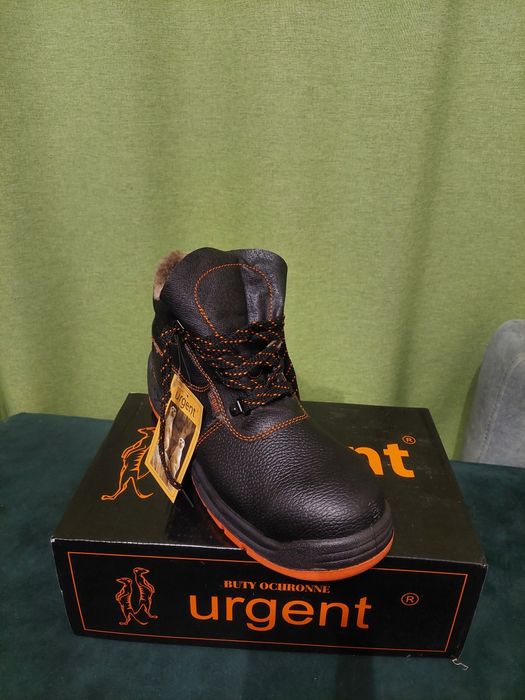 Продам новые рабочии зимнии ботинки на меху 44 размера .