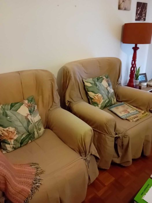 Sofá cama e poltronas (pode ser vendido em separado)