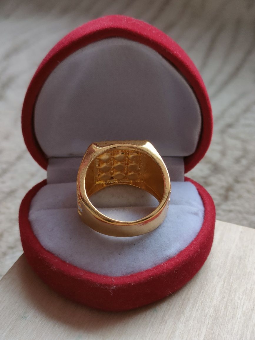 Duży pierścionek kwadratowy pierścień sygnet z cyrkoniami kolor złoty