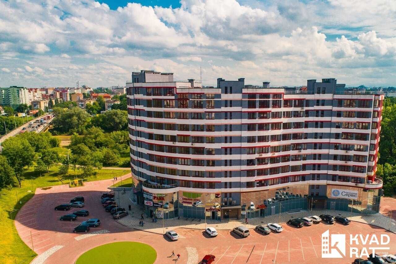 Простора двокімнатна квартира у зданому будинку .