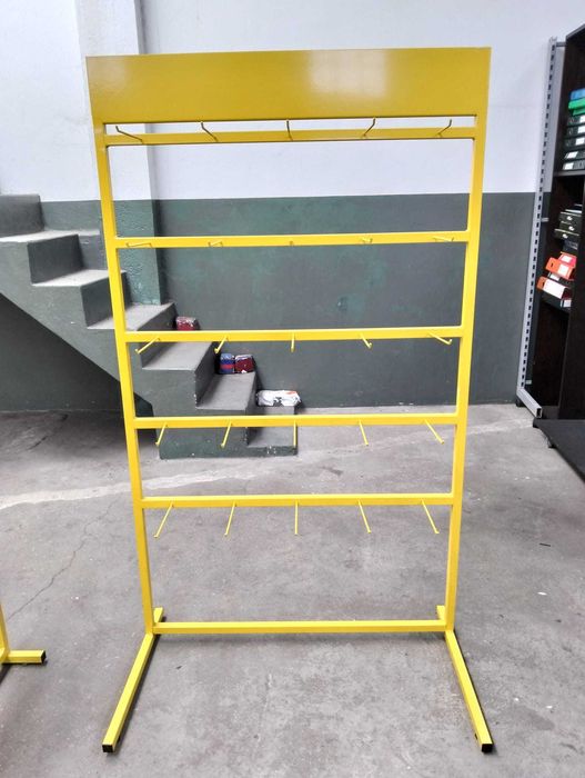 Expositores Metálicos Amarelo com Ganchos – 1,65 m x 1 m