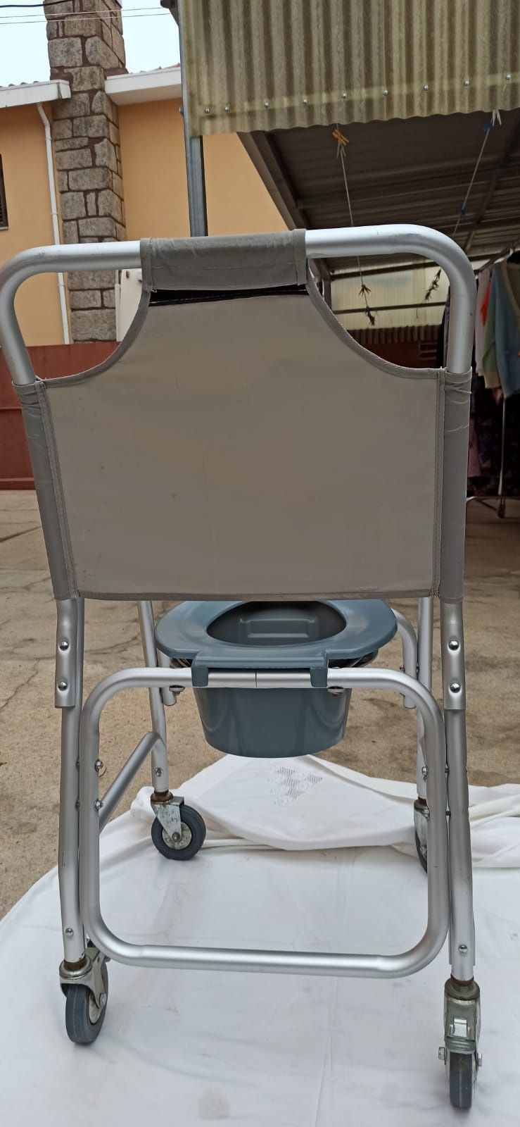 Cadeira Sanita com rodas com travões,indicada para duche.