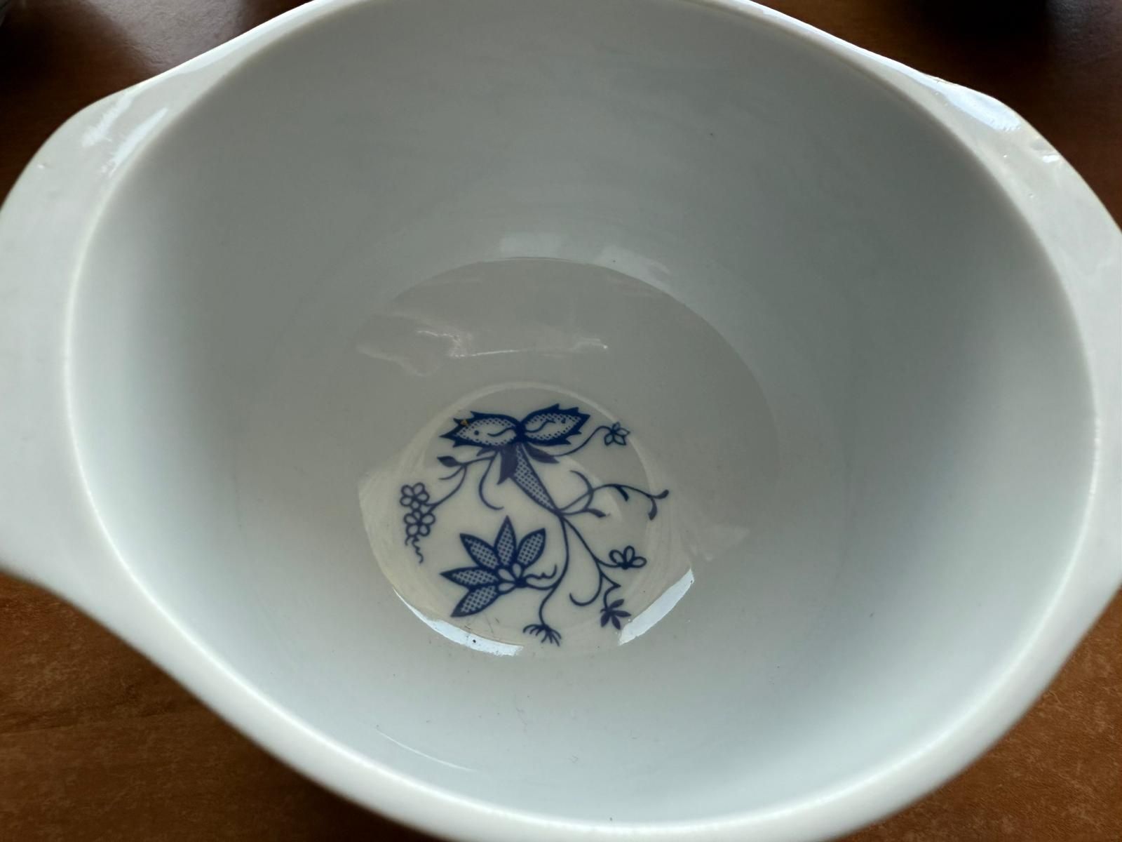 Chińska porcelana – 7 miseczek, w tym 3 do ramenu z porcelanowymi łyżk