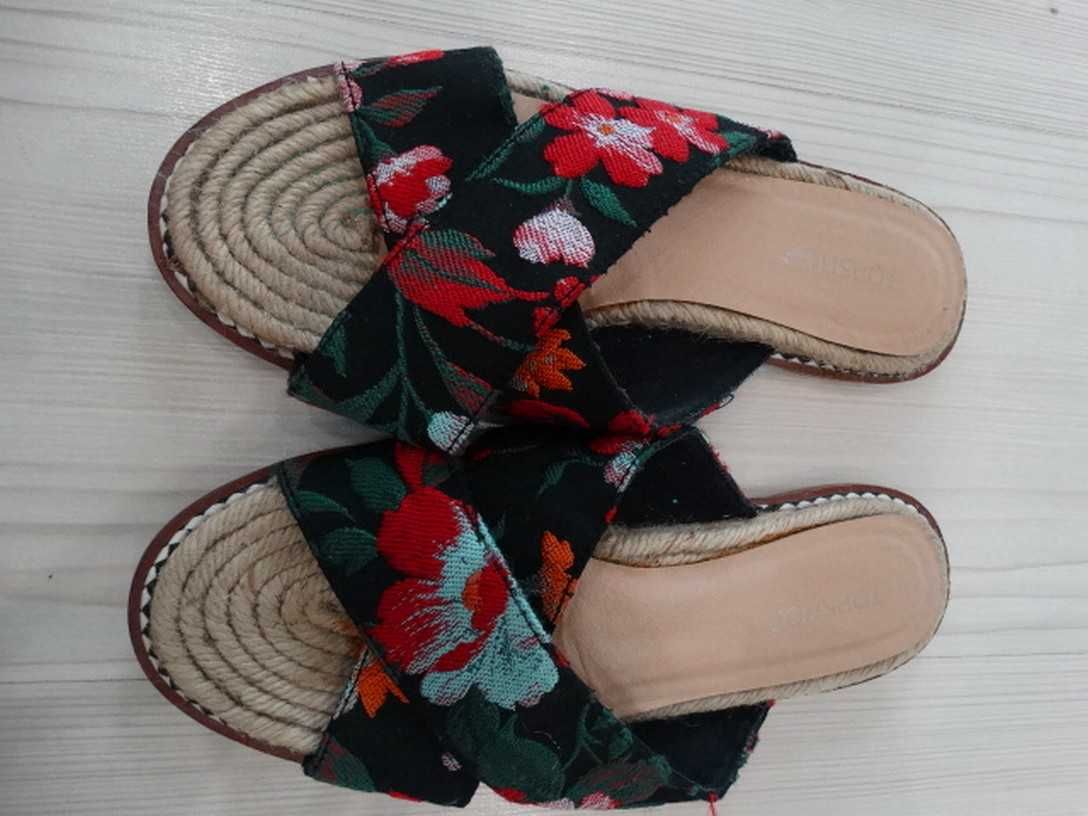Buty Klapki Czarne z Haftem Płaska Podeszwa Skrzyżowane Paski Kwiaty