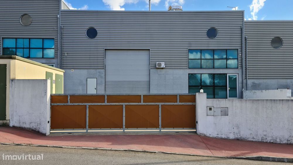 Vende-se armazém industrial com PT 250 KVA
