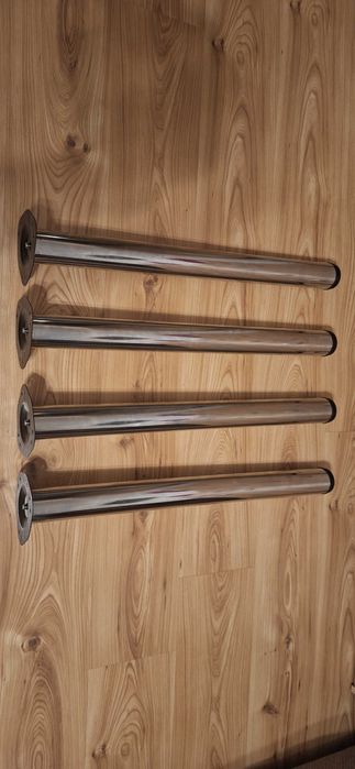 Noga nogi do stołu.