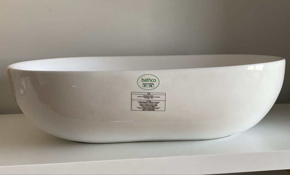 Lavatório oval de porcelana da Bathco - novo