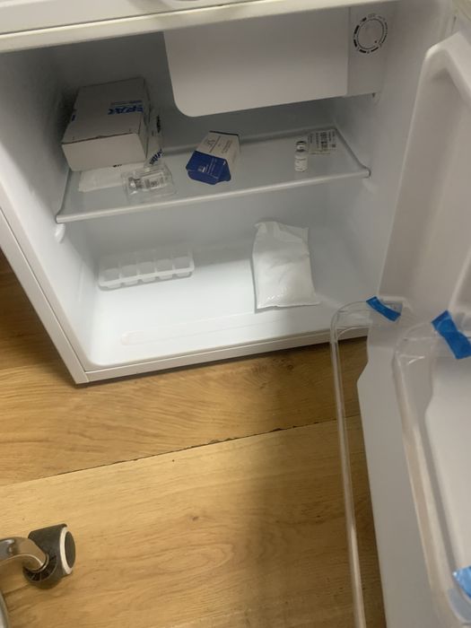 Продам холодильник з морозилкою