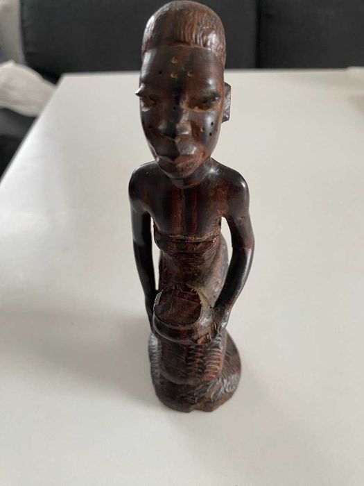 Ręcznie rzeźbiona figurka z drewna joruba, dekoracja.
