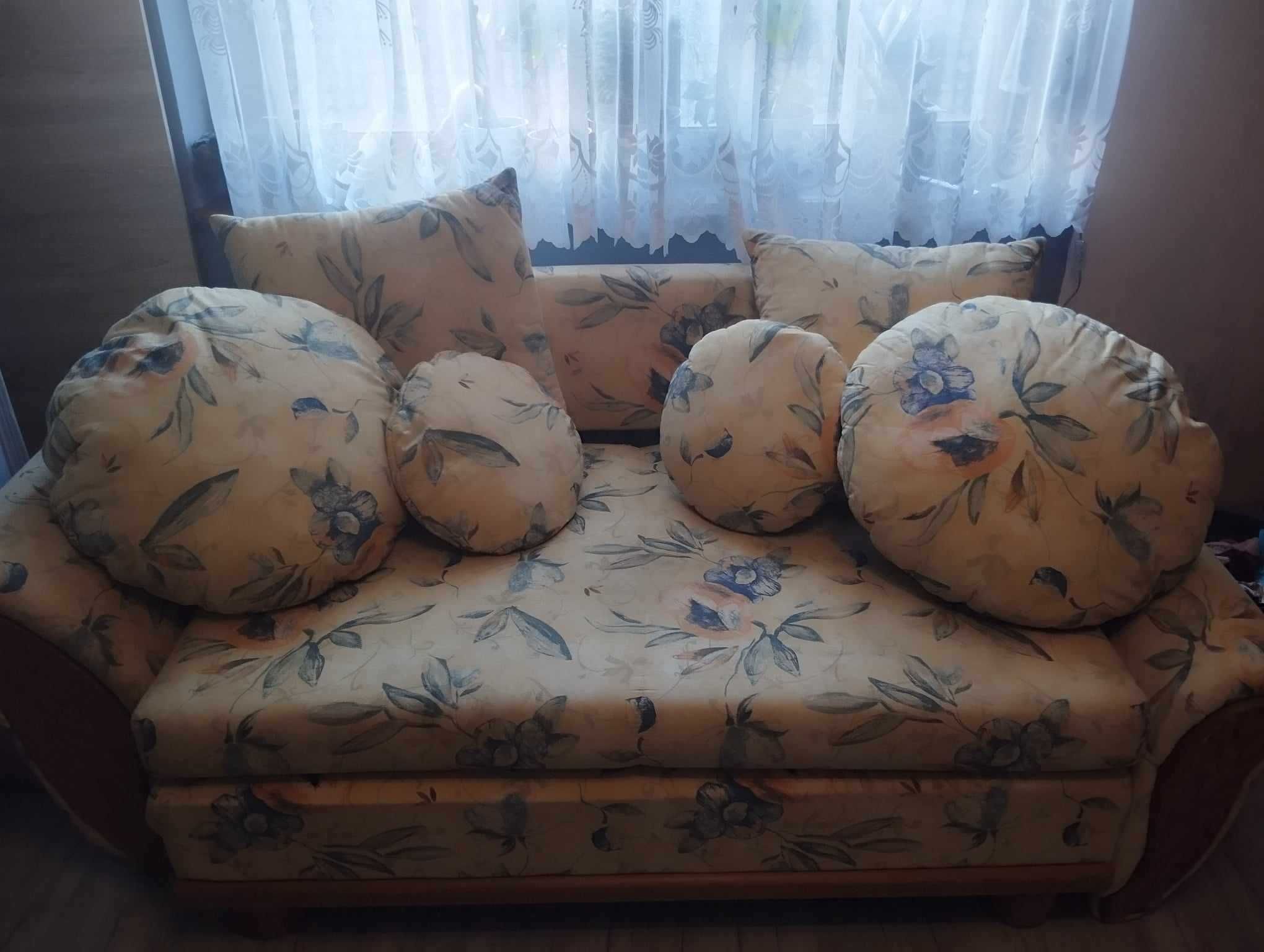 Sofa rozkładana z 6 poduszkami