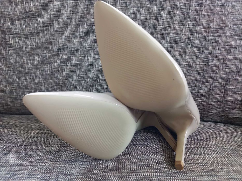 Szpilki lakierki beżowe 39/40