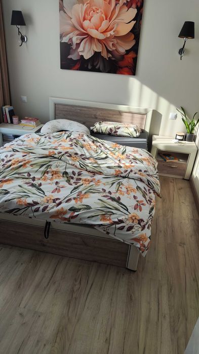 Łóżko 140x200 z materacem i dwie szafki nocne