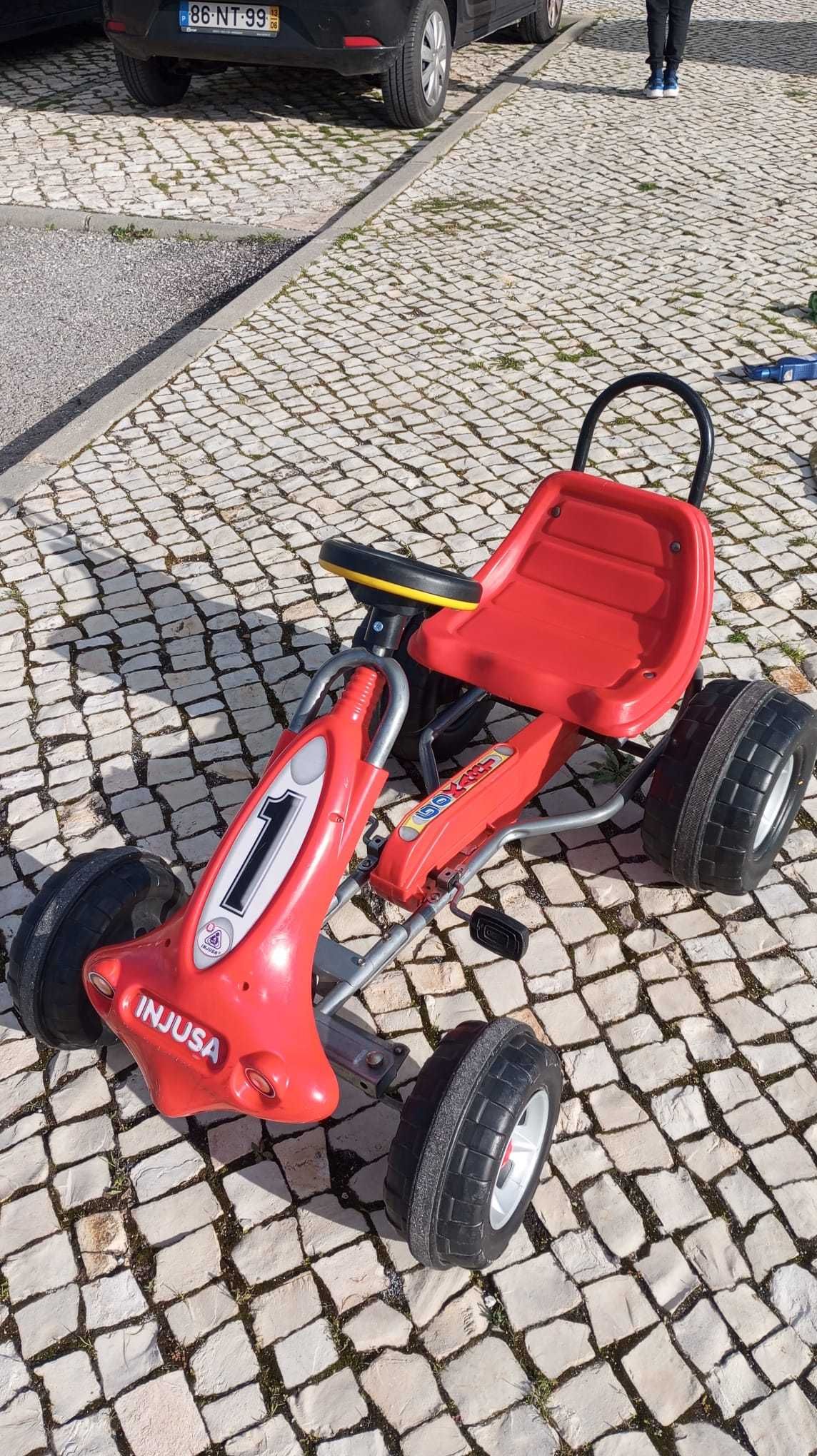 Carrinho a pedais - Go Kart Injusa, com banco ajustável. Bom estado.