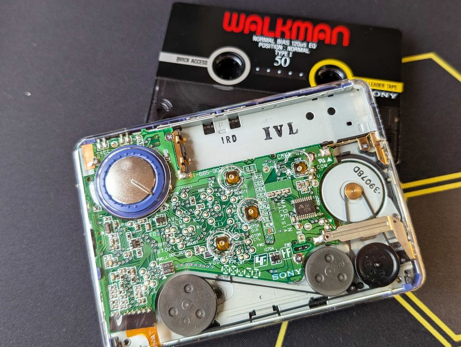 Касетний плеєр Sony Walkman WM-EX 631 в прозорому корпусі