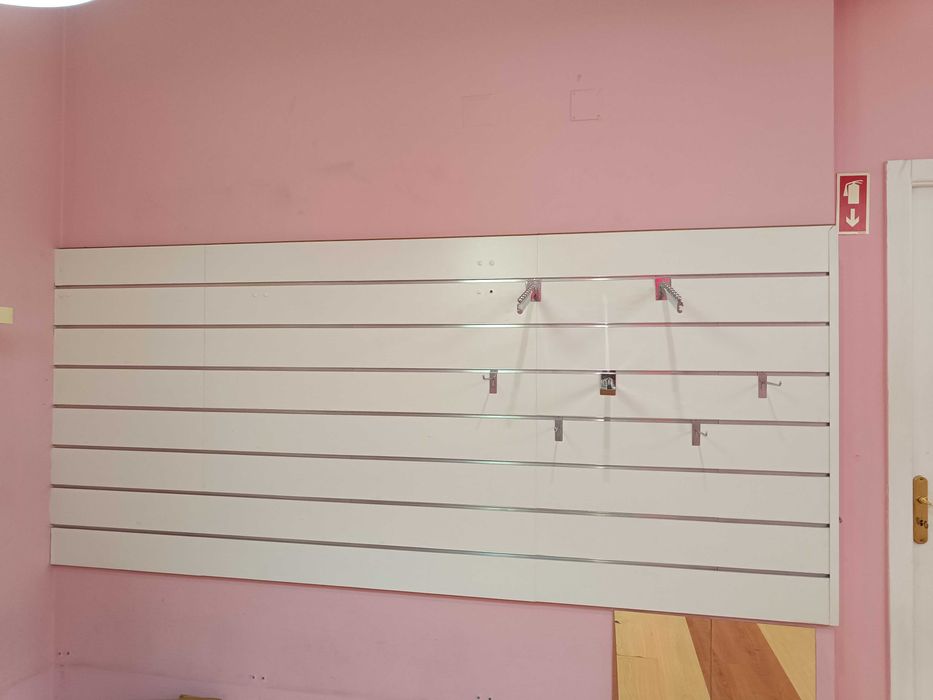 Painel canaletado com ganchos