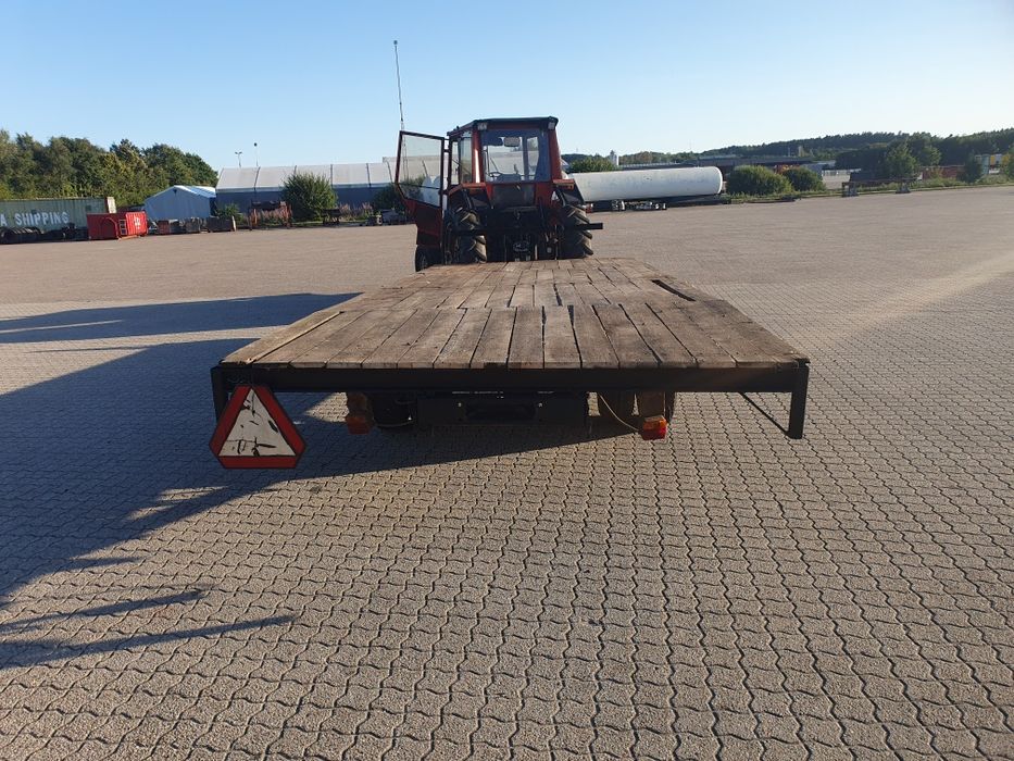 Przyczepa do bel słomy platforma