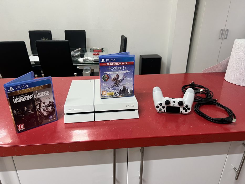 PlayStation 4 + Comando + Jogos (Horizon, Rainbows, Roblox,Fortnite)