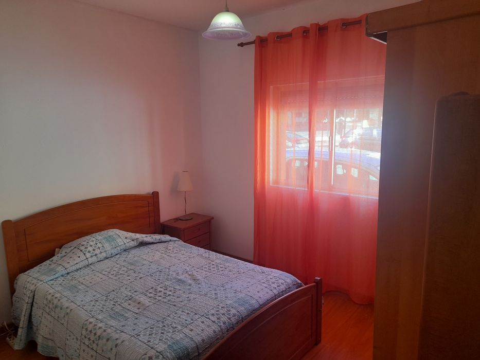 Quarto com cama de casal - Baixa da Banheira