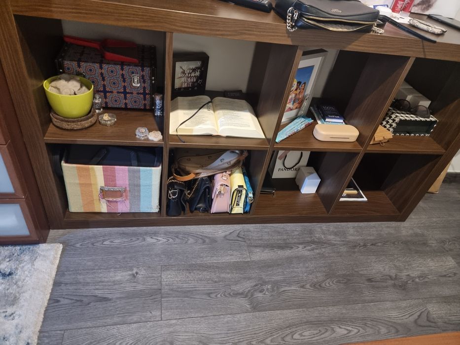 Mobília de quarto com umas marcas ou outras