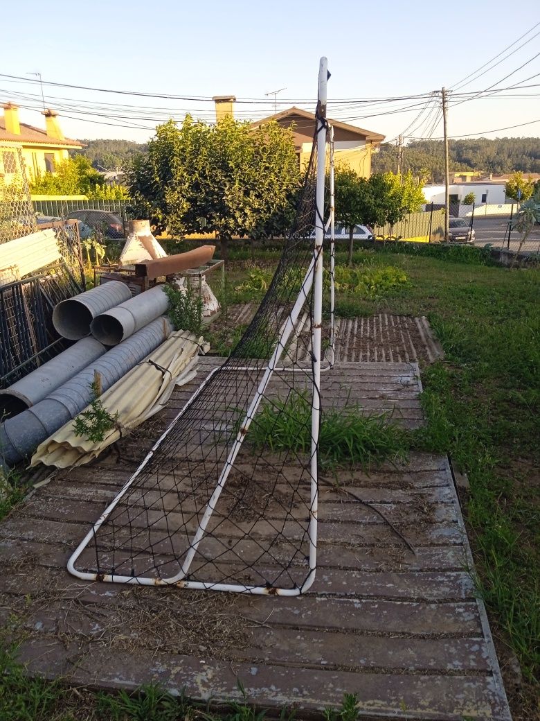 Baliza com 3 m de comprimento e 2 m de altura em tubo lacado e rede pr