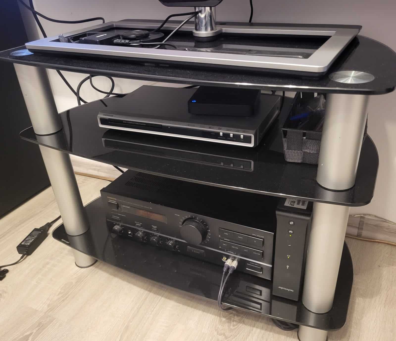 Elegancki szklany stolik pod telewizor