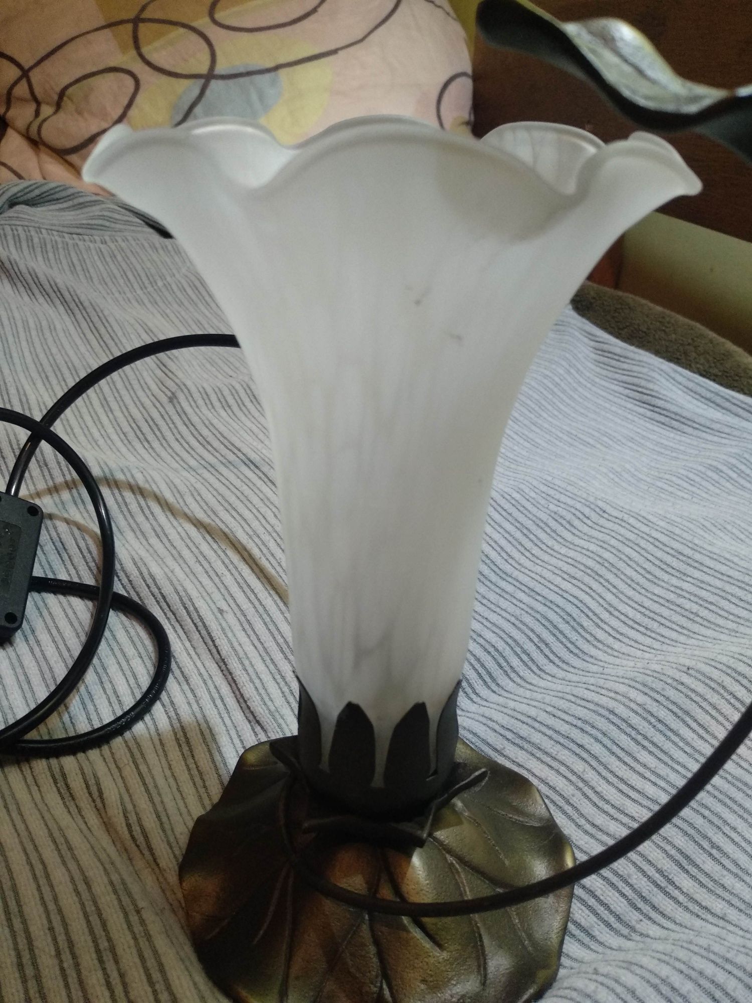 Lampka elektryczna z aniołkiem.