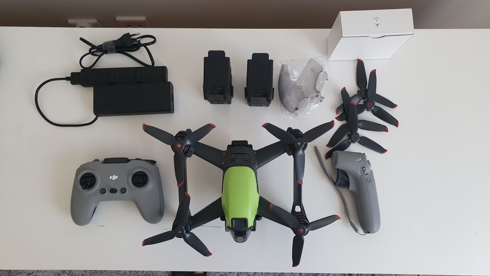 Dron Dji FPV, bogaty zestaw