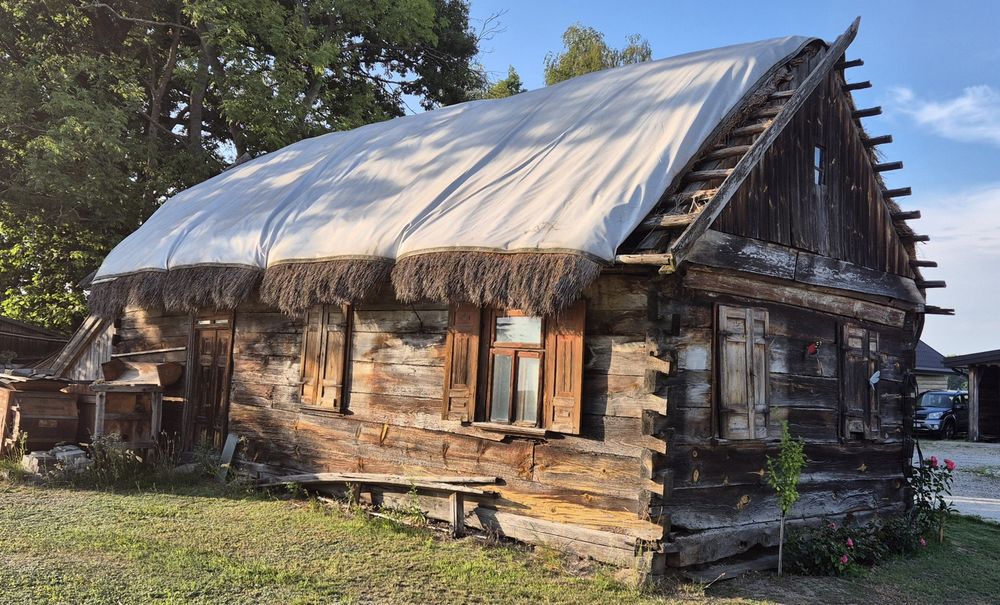 Stary drewniany dom z grubych bali