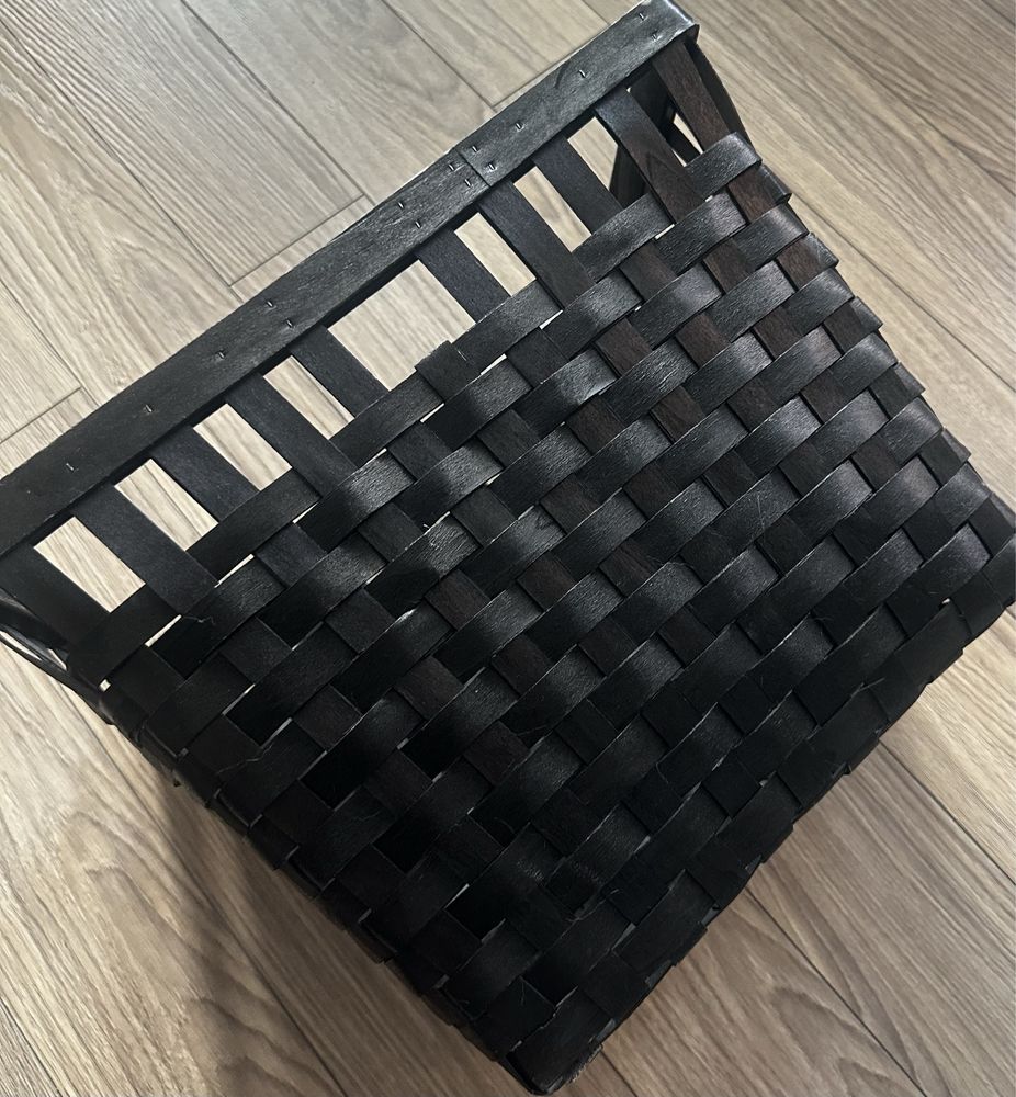 Czarny kosz wiklinowy marka IKEA