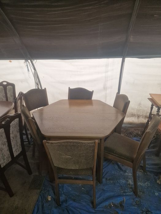 Sześciokątny stół z krzesłami.