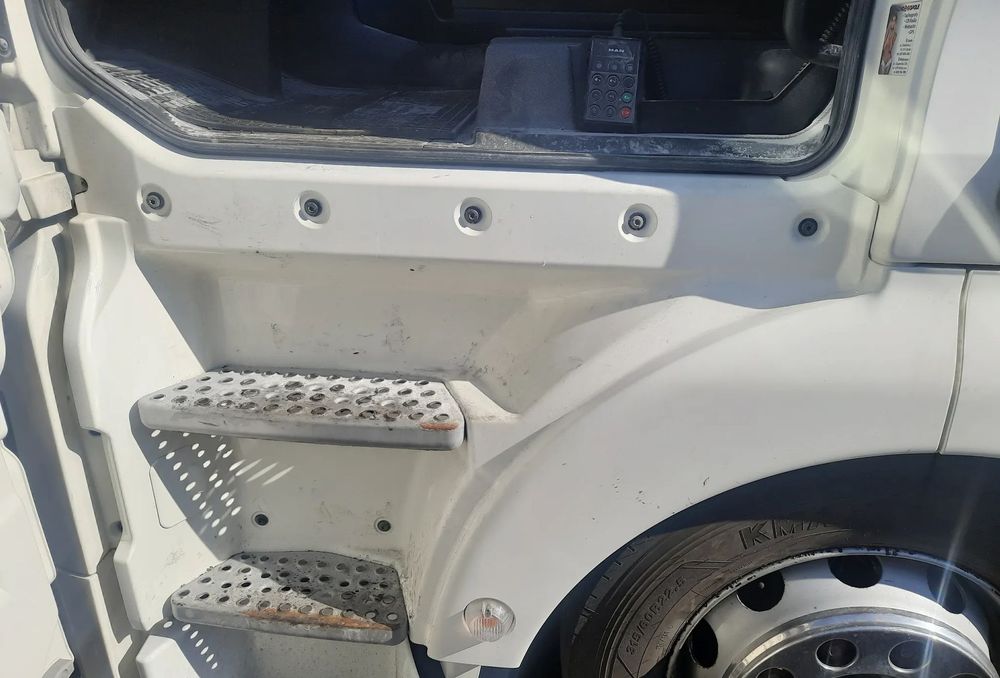 # MAN TGX EURO 6 LIFT 2019r STOPNICA STOPIEŃ SCHODKI NADKOLE STOPNIE BIAŁE LEWE
