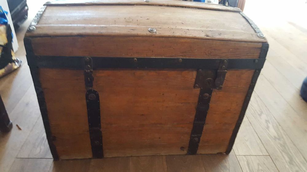 Kufer z półokrągłym wiekiem i okuciami