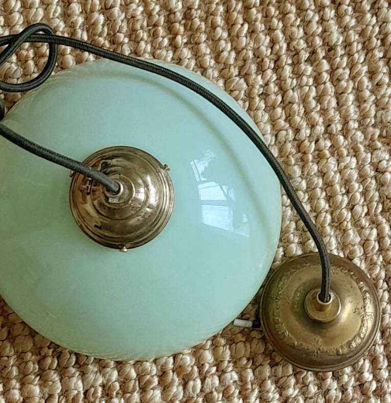 Lampa wisząca nad stół z mosiężnymi elementami