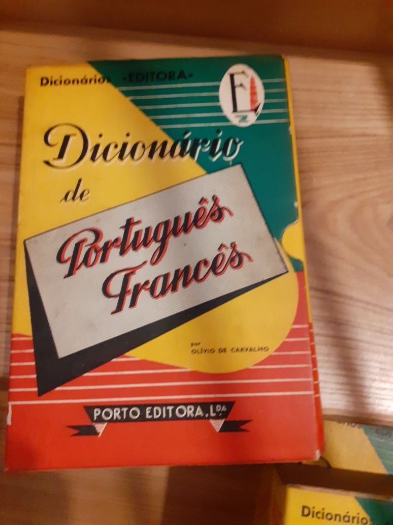 Vendo excelentes dicionários