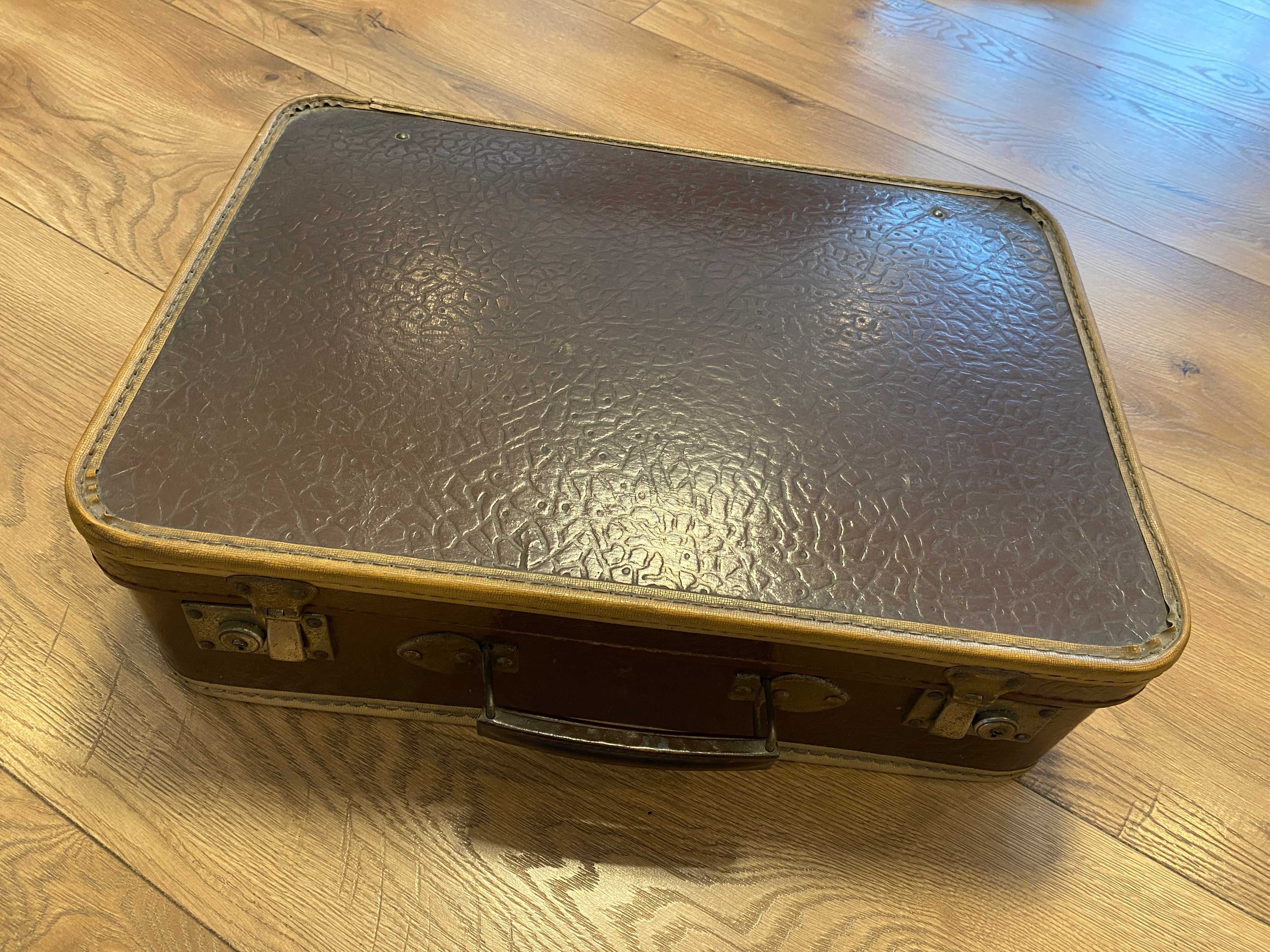 Stara walizka kufer PRL idealna do samochodu na zloty