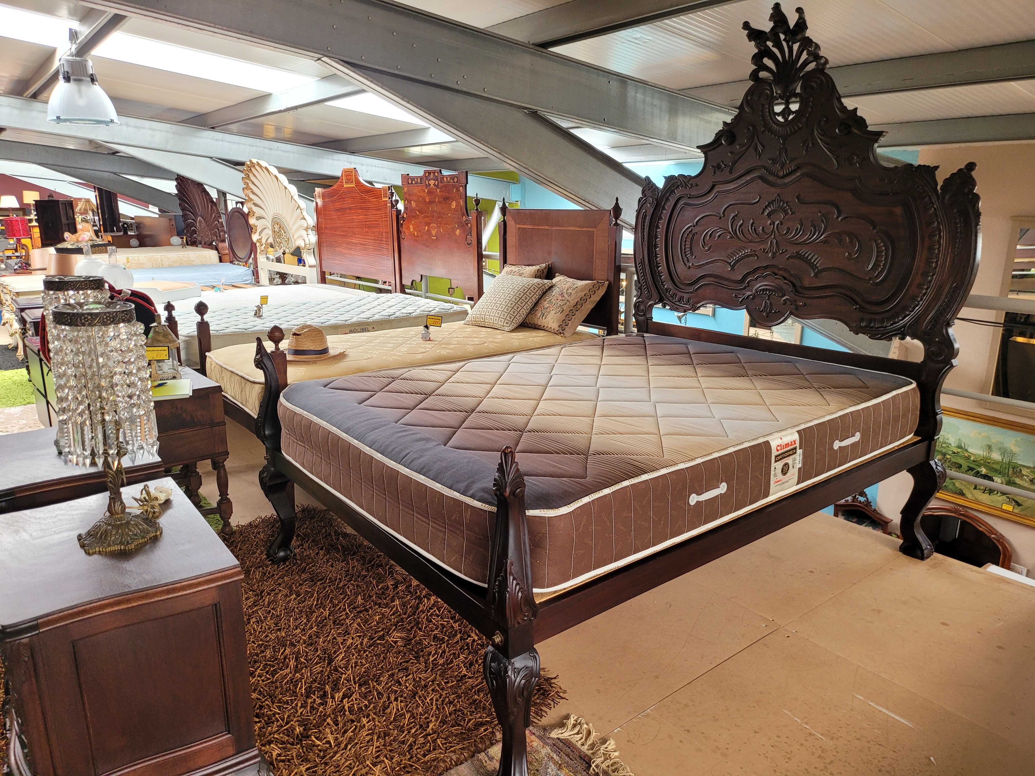 Cama antiga em madeira maciça com estrado e colchão
