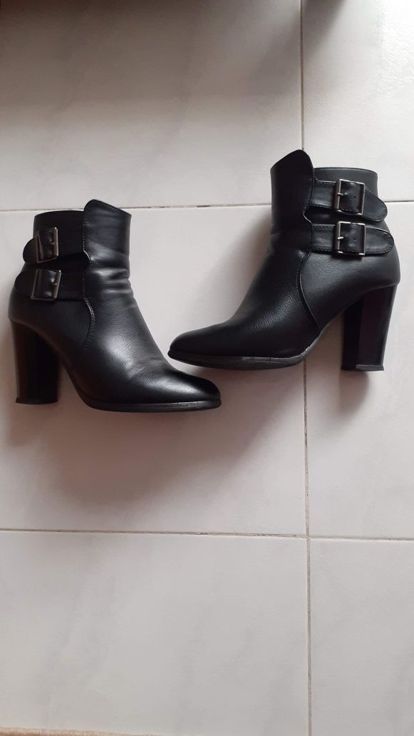 Botas pretas Cano baixo