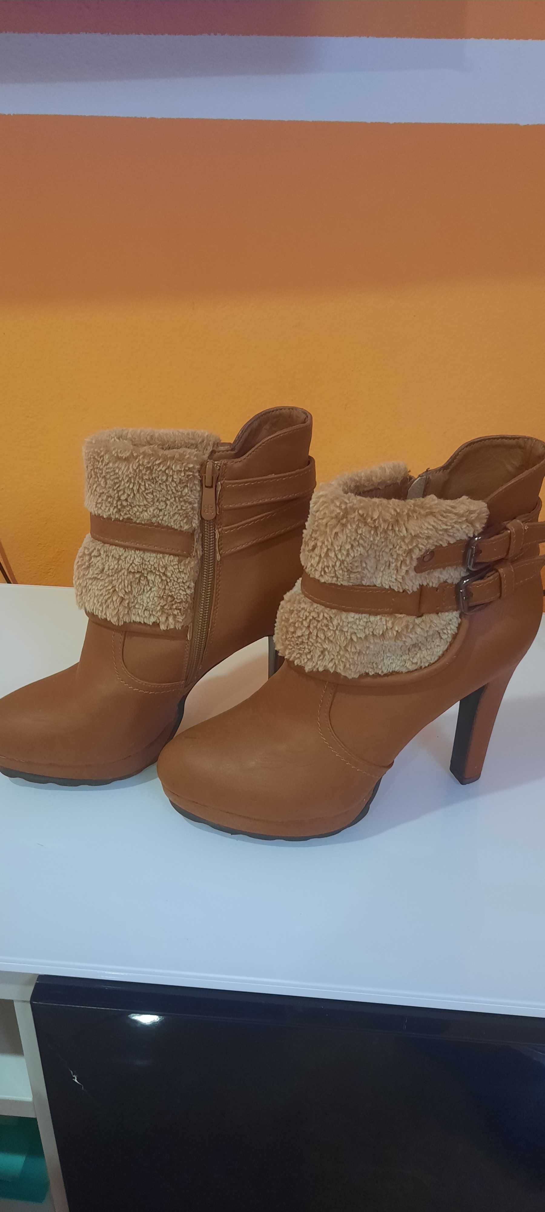 Botas Forradas em pêlo. Salto alto Tam.38