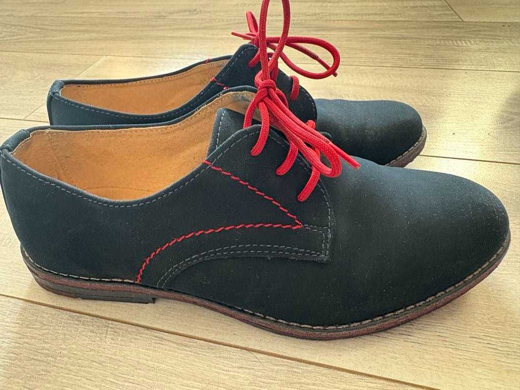 Używane w bardzo dobrym stanie buty wizytowe/komunijne rozmiar 33