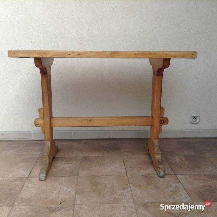 Stół  kuchenny z litego drewna.