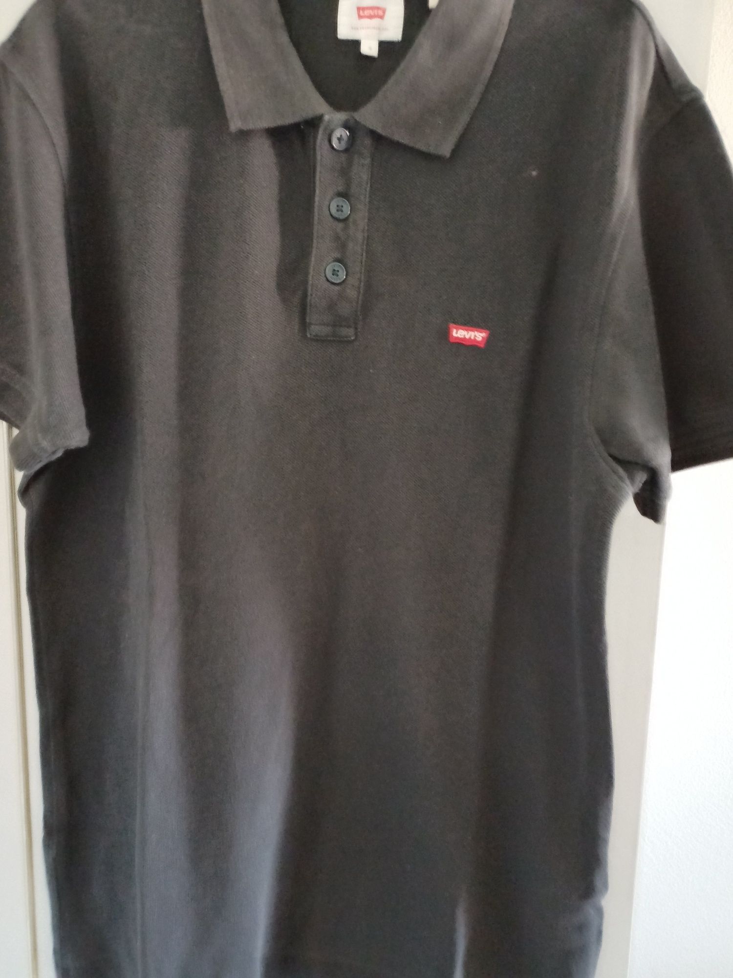 Polo tamanho  da Levis. 10 euros.