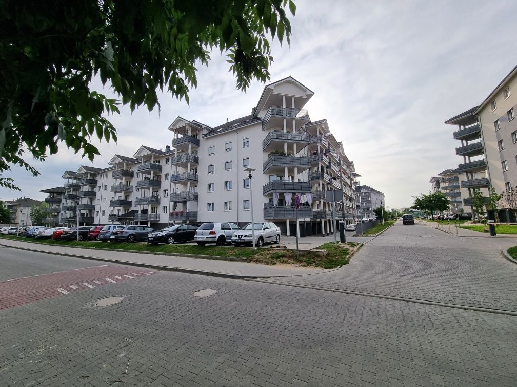 Wynajem >wysoki Parter 3 pokoje 56m2 winda magazynek balkon
