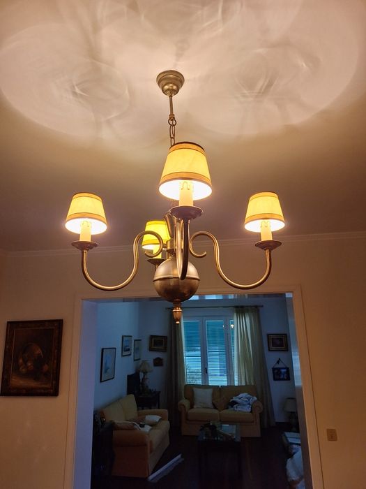 Um candeeiro de teto e a apliques de parede