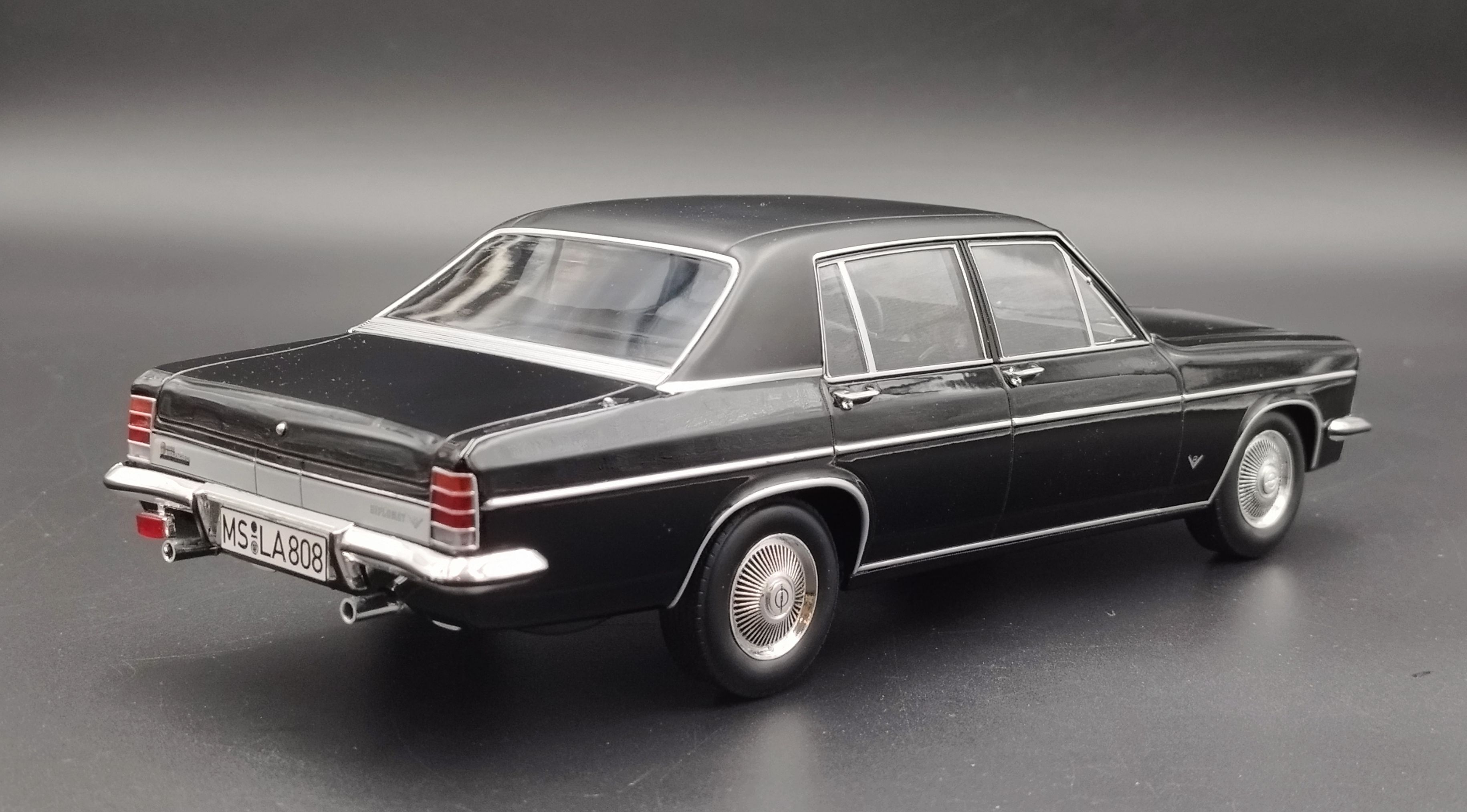 1:18 Norev 1969 Opel Diplomat V8 model nowy